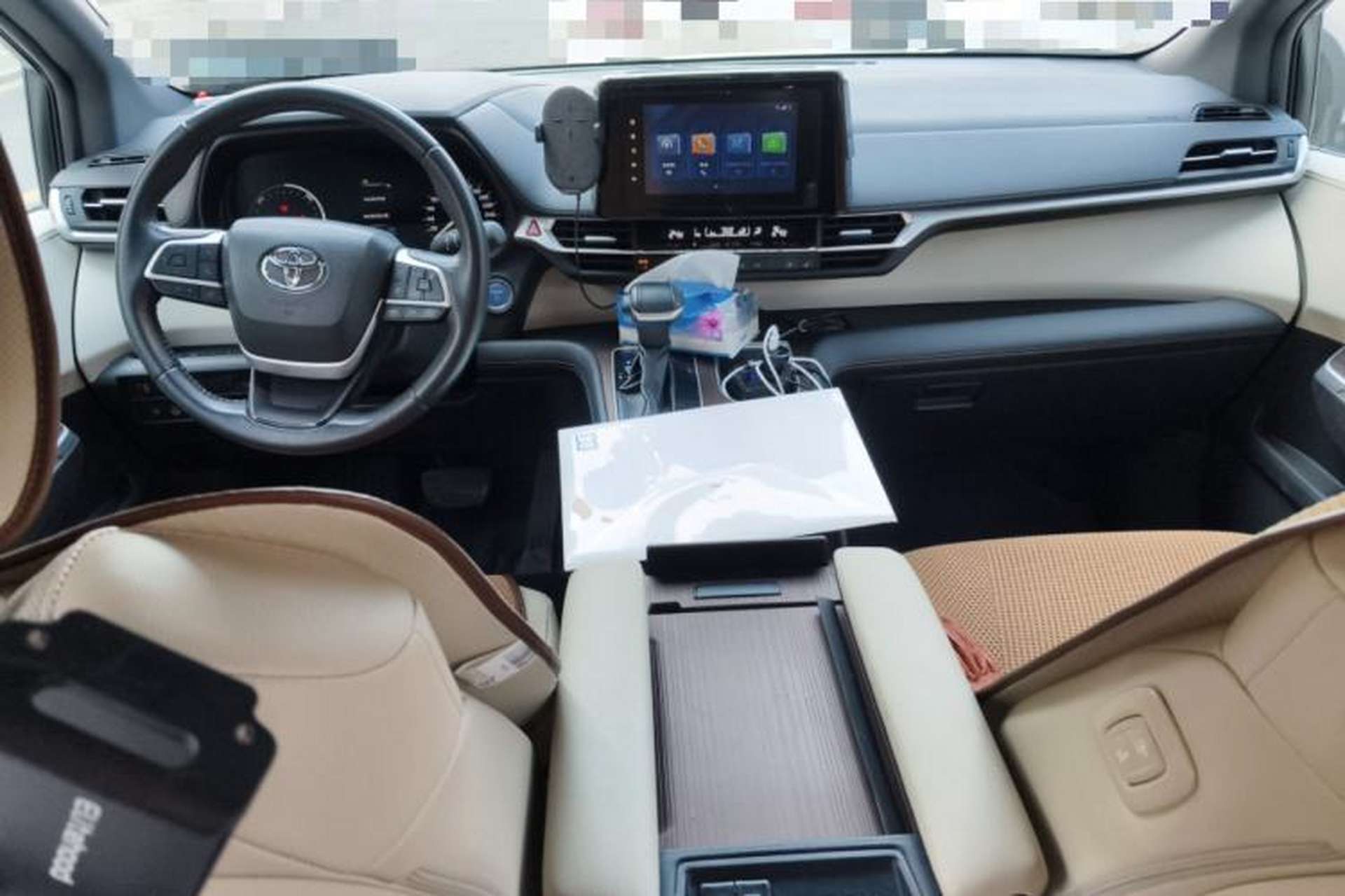 Used Toyota SIENNA 2023 2.5L Hybrid Luxury Edition Center Console