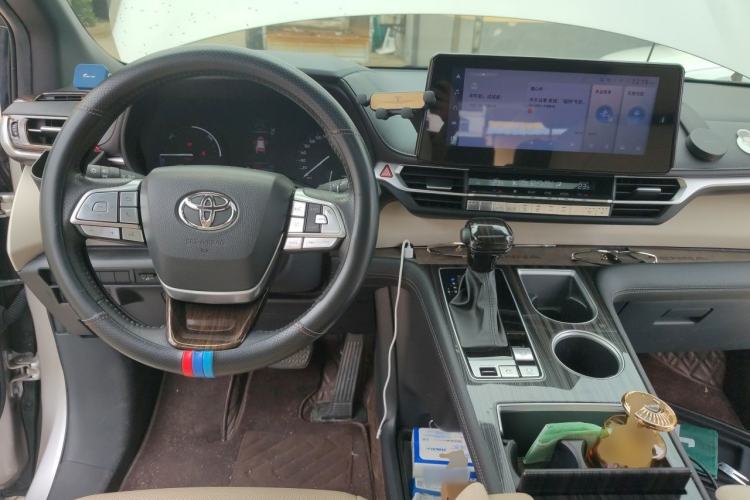 Used Toyota SIENNA 2023 2.5L Hybrid Deluxe Edition Center Console
