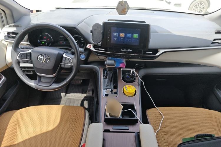 Used Toyota SIENNA 2023 2.5L Hybrid Luxury Edition Center Console