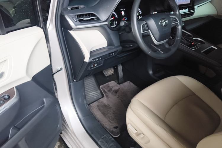 Used Toyota SIENNA 2023 2.5L Hybrid Luxury Edition Driver Seat