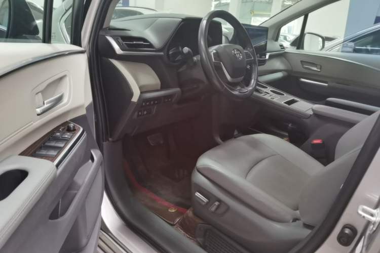Used Toyota SIENNA 2023 2.5L Hybrid Luxury Edition Driver Seat