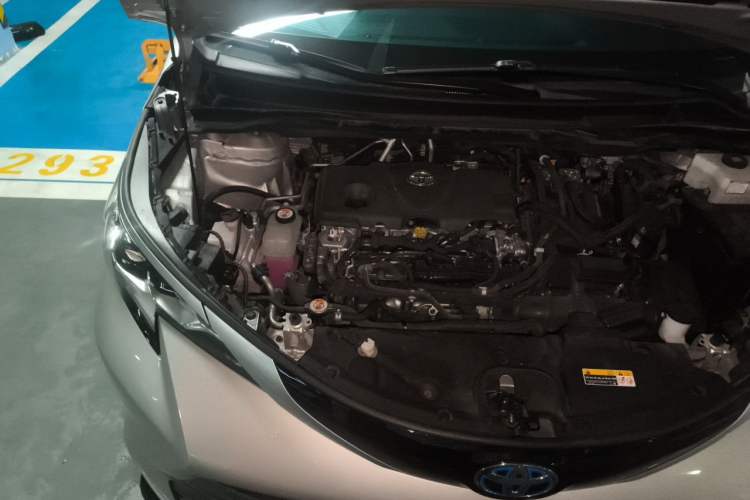 Used Toyota SIENNA 2023 2.5L Hybrid Luxury Edition Engine Bay Right