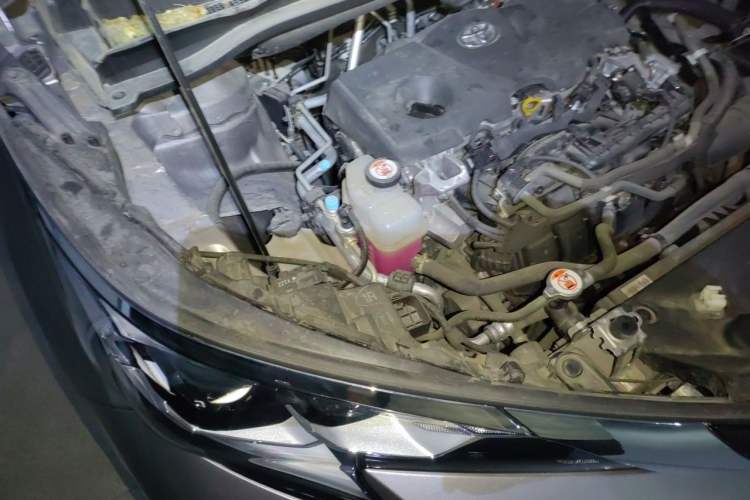 Used Toyota SIENNA 2023 2.5L Hybrid Comfort Edition Engine Bay Right