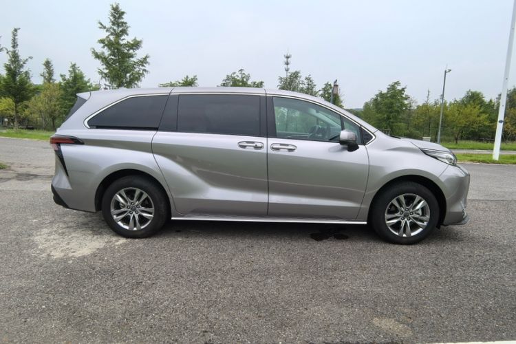 Used Toyota SIENNA 2023 2.5L Hybrid Comfort Edition Exterior 5