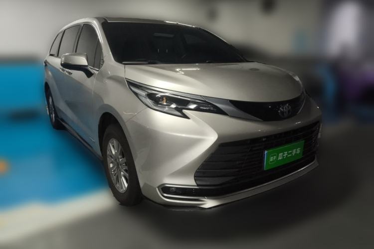 Used Toyota SIENNA 2023 2.5L Hybrid Luxury Edition Front Right 45 Deg
