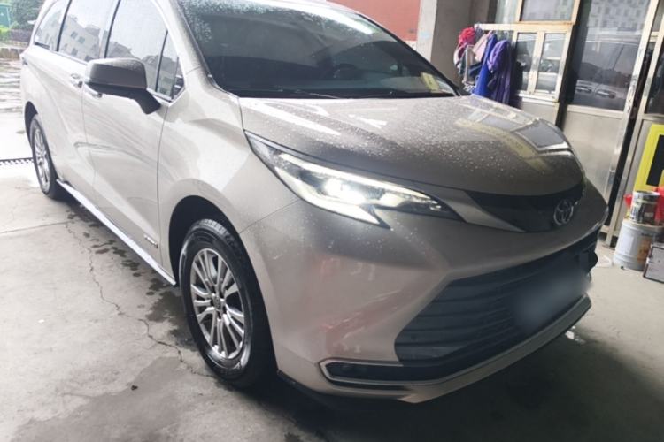Used Toyota SIENNA 2023 2.5L Hybrid Luxury Edition Front Right 45 Deg