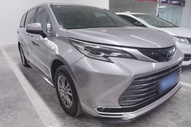 Used Toyota SIENNA 2023 2.5L Hybrid Luxury Edition Front Right 45 Deg