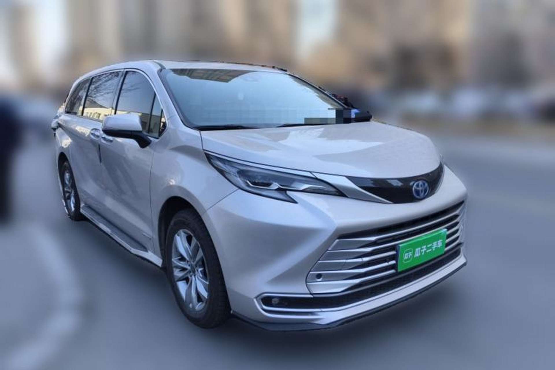 Used Toyota SIENNA 2023 2.5L Hybrid Luxury Edition Front Right 45 Deg