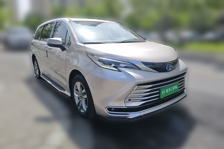 Used Toyota SIENNA 2023 2.5L Hybrid Luxury Edition Front Right 45 Deg