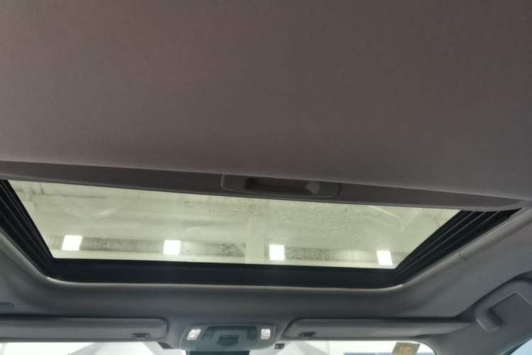 Used Toyota SIENNA 2023 2.5L Hybrid Luxury Edition Headliner
