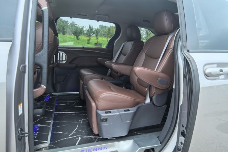 Used Toyota SIENNA 2023 2.5L Hybrid Comfort Edition Interior 1