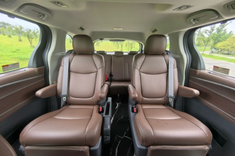 Used Toyota SIENNA 2023 2.5L Hybrid Comfort Edition Interior 2