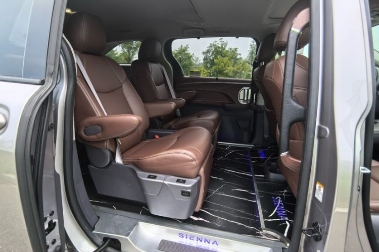 Used Toyota SIENNA 2023 2.5L Hybrid Comfort Edition Interior 4
