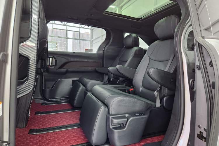 Used Toyota SIENNA 2023 2.5L Hybrid Ultimate Edition Interior 5