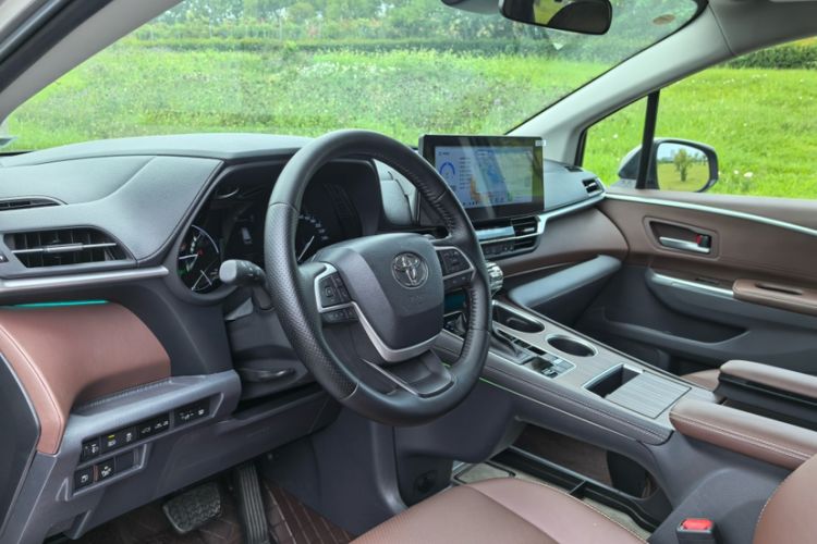 Used Toyota SIENNA 2023 2.5L Hybrid Comfort Edition Interior 5