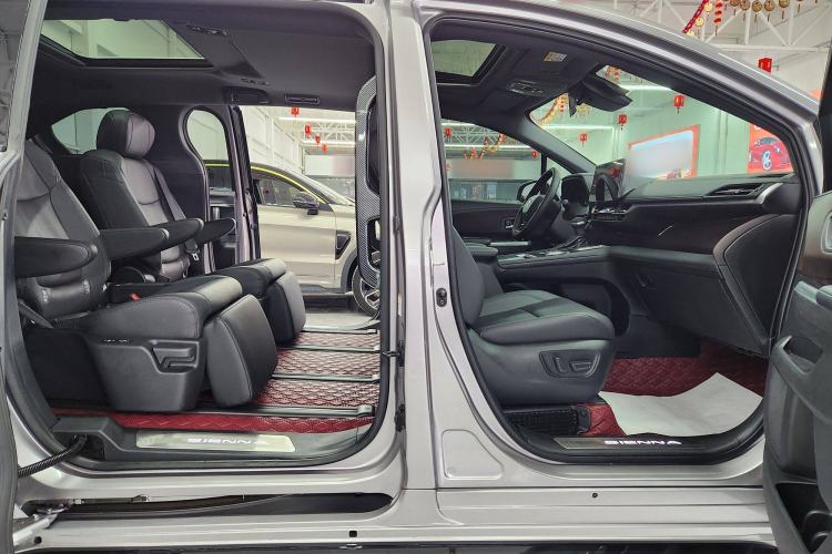 Used Toyota SIENNA 2023 2.5L Hybrid Ultimate Edition Interior 6