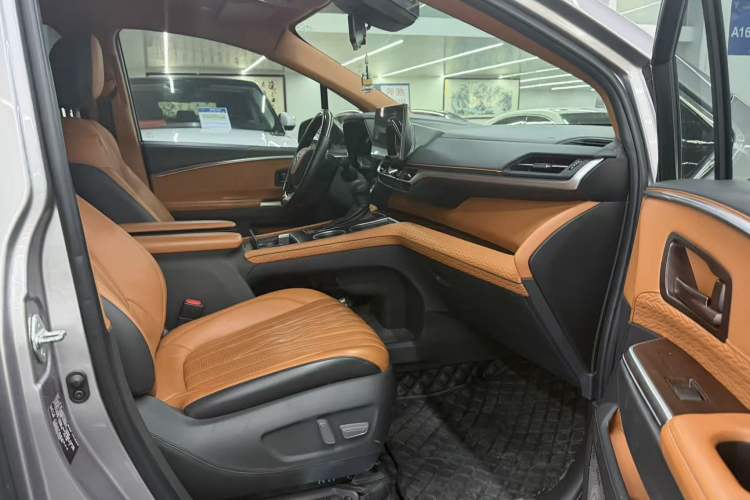 Used Toyota SIENNA 2023 2.5L Hybrid Comfort Edition Interior 6