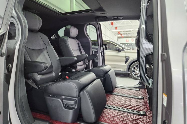Used Toyota SIENNA 2023 2.5L Hybrid Ultimate Edition Interior 8