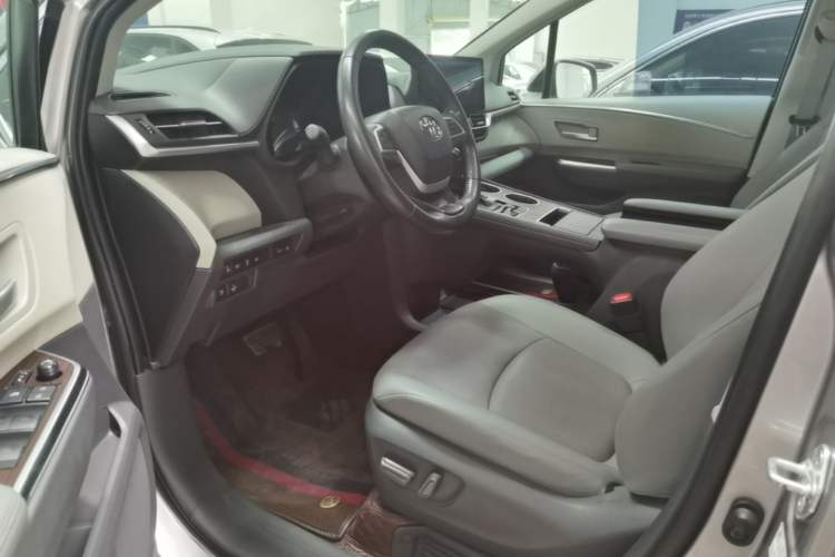 Used Toyota SIENNA 2023 2.5L Hybrid Luxury Edition Left Front Seat