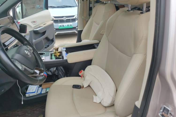 Used Toyota SIENNA 2023 2.5L Hybrid Deluxe Edition Left Front Seat