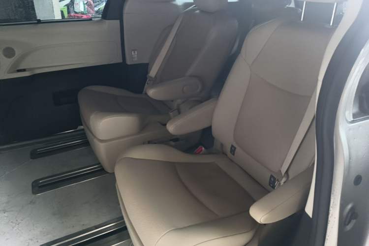 Used Toyota SIENNA 2023 2.5L Hybrid Luxury Edition Left Rear Seat