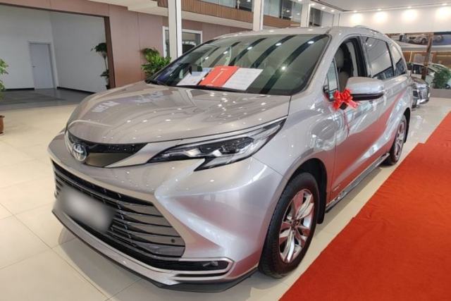 Toyota SIENNA 2023 2.5L Hybrid Luxury Edition с пробегом