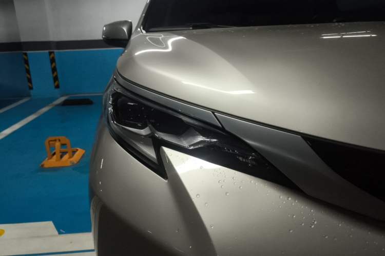 Used Toyota SIENNA 2023 2.5L Hybrid Luxury Edition Right Front Headlight