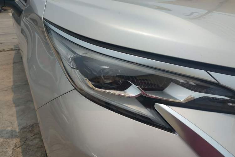 Used Toyota SIENNA 2023 2.5L Hybrid Deluxe Edition Right Front Headlight