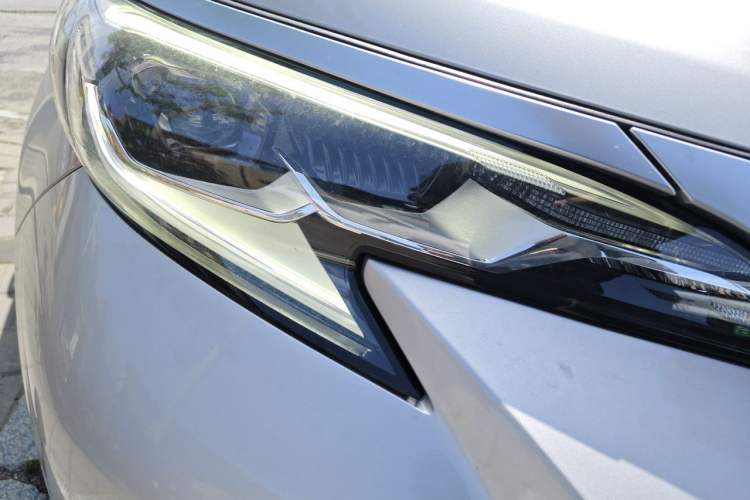 Used Toyota SIENNA 2023 2.5L Hybrid Luxury Edition Right Front Headlight
