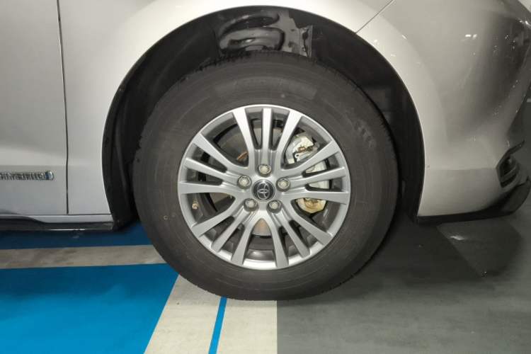 Used Toyota SIENNA 2023 2.5L Hybrid Luxury Edition Right Front Wheel Hub
