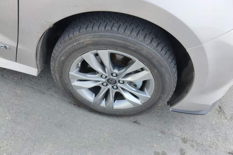 Used Toyota SIENNA 2023 2.5L Hybrid Luxury Edition Right Front Wheel Hub