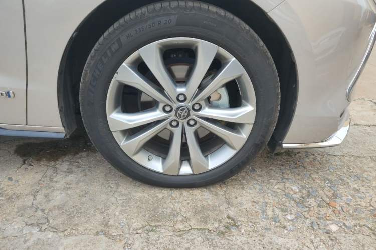 Used Toyota SIENNA 2023 2.5L Hybrid Deluxe Edition Right Front Wheel Hub