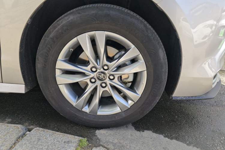 Used Toyota SIENNA 2023 2.5L Hybrid Luxury Edition Right Front Wheel Hub