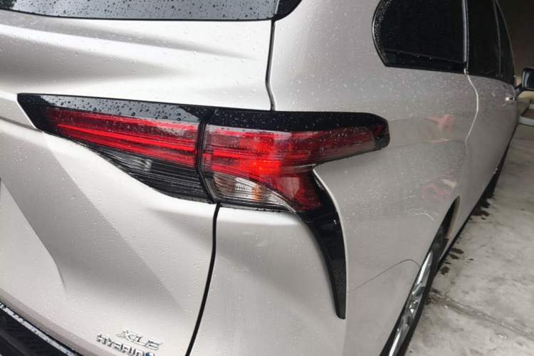 Used Toyota SIENNA 2023 2.5L Hybrid Luxury Edition Right Rear Taillight