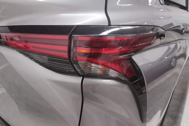 Used Toyota SIENNA 2023 2.5L Hybrid Luxury Edition Right Rear Taillight