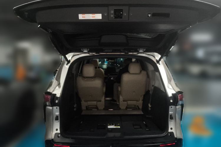 Used Toyota SIENNA 2023 2.5L Hybrid Luxury Edition Trunk