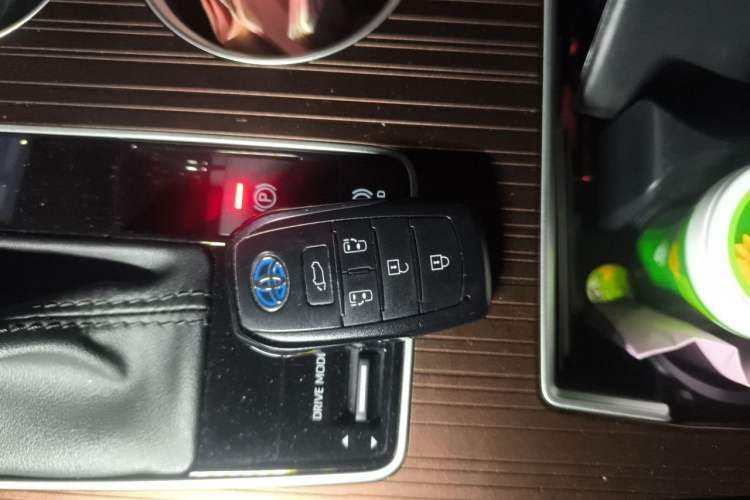 Used Toyota SIENNA 2023 2.5L Hybrid Luxury Edition Vehicle Key