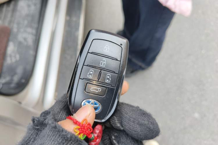 Used Toyota SIENNA 2023 2.5L Hybrid Luxury Edition Vehicle Key