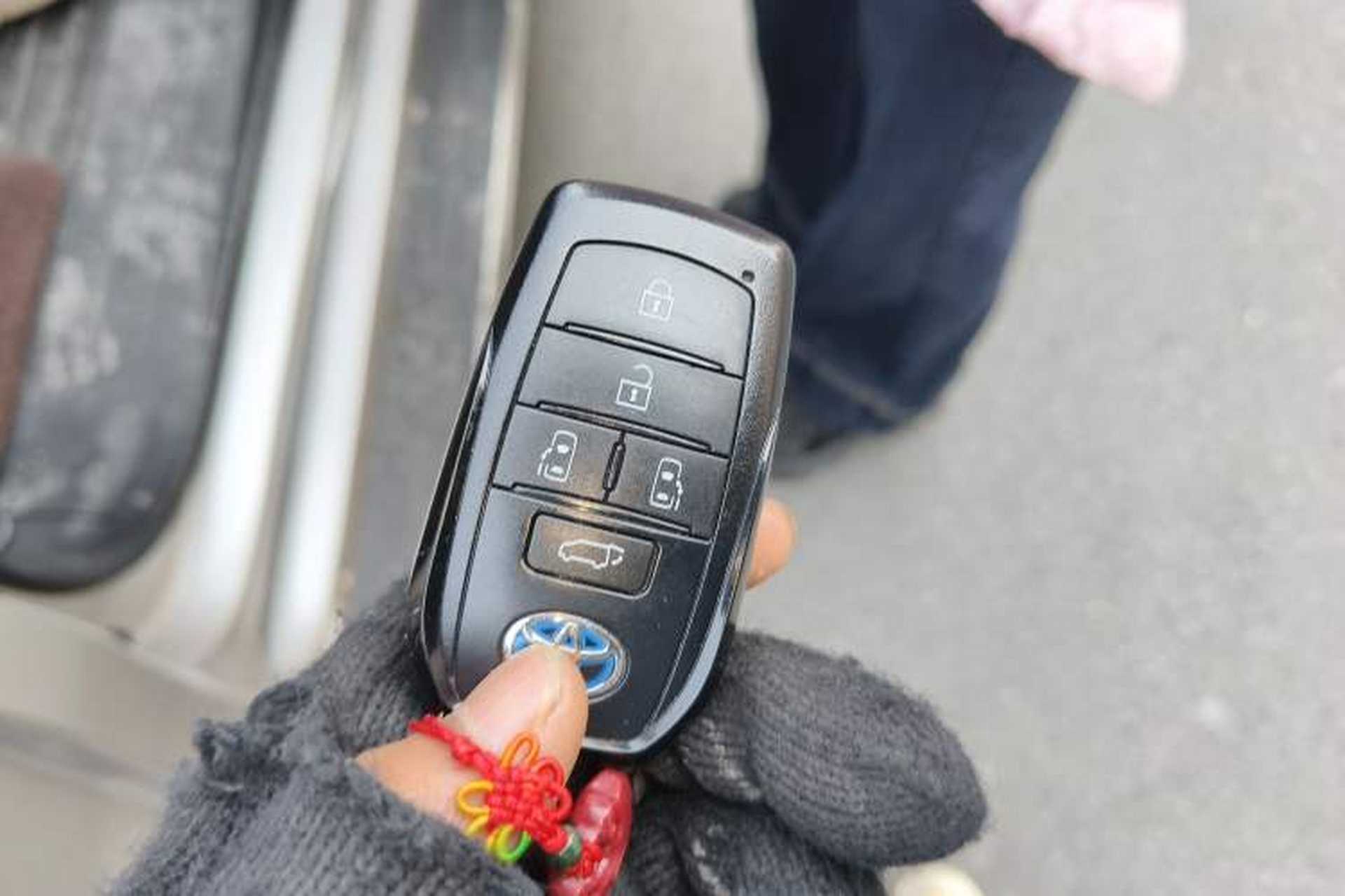 Used Toyota SIENNA 2023 2.5L Hybrid Luxury Edition Vehicle Key
