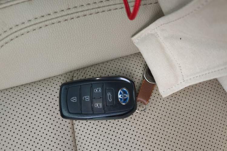 Used Toyota SIENNA 2023 2.5L Hybrid Deluxe Edition Vehicle Key