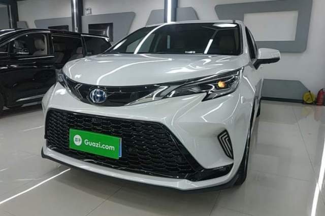 Ojetý Toyota SIENNA 2023 2.5L Hybrid Comfort Edition
