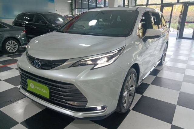 Ojetý Toyota SIENNA 2023 2.5L Hybrid Deluxe Edition