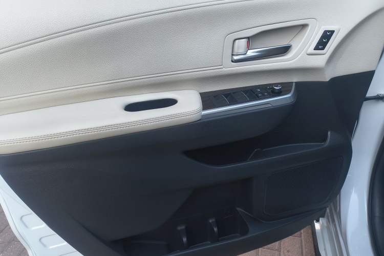 Used Toyota SIENNA 2023 2.5L Hybrid Platinum Edition Audio And AC Panel