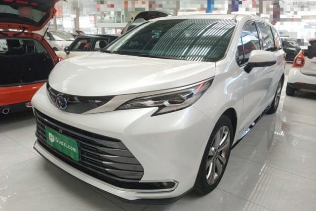 Ojetý Toyota SIENNA 2023 2.5L Hybrid Ultimate Edition