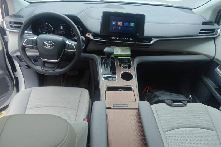 Used Toyota SIENNA 2023 2.5L Hybrid Comfort Edition Center Console