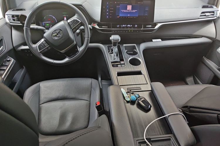 Used Toyota SIENNA 2023 2.5L Hybrid Deluxe Edition Center Console