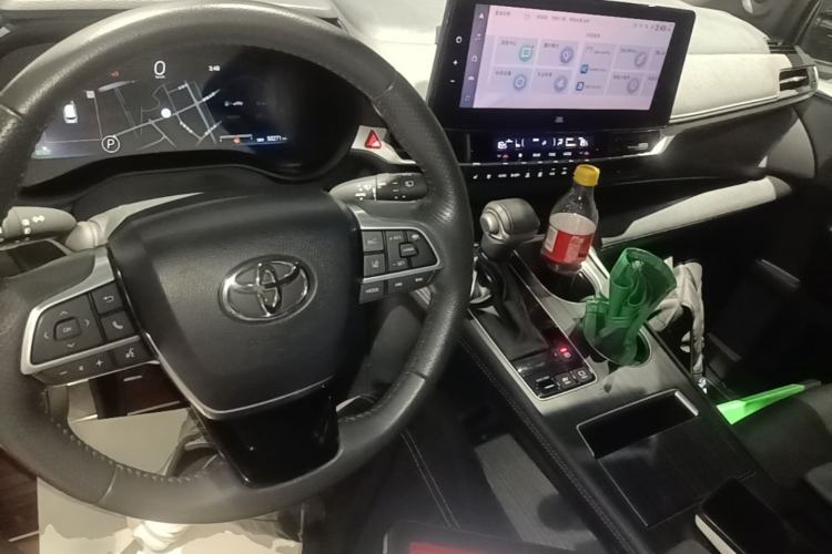 Used Toyota SIENNA 2023 2.5L Hybrid Platinum Edition Center Console