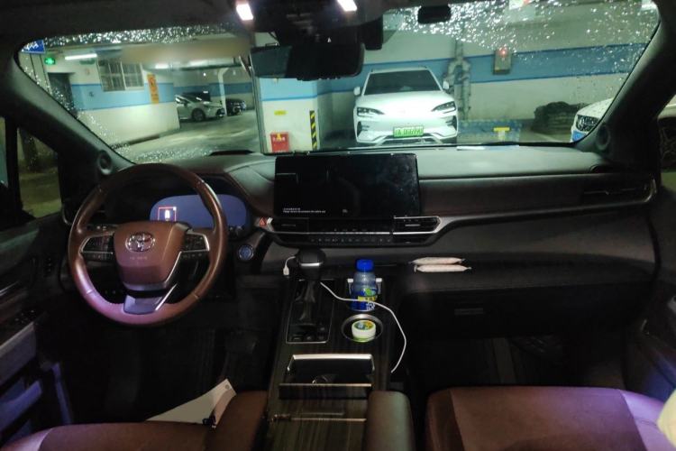 Used Toyota SIENNA 2023 Updated Version 2.5L Hybrid Platinum Edition Center Console
