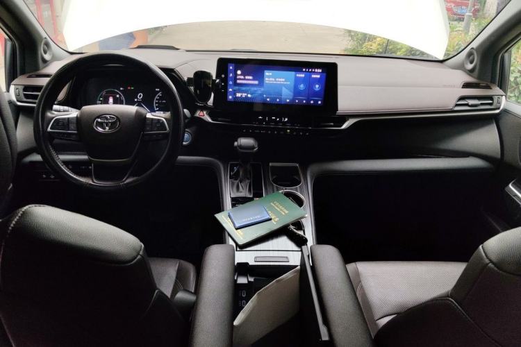 Used Toyota SIENNA 2023 2.5L Hybrid Platinum Edition Center Console