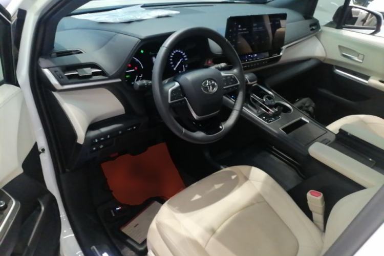 Used Toyota SIENNA 2023 2.5L Hybrid Deluxe Edition Center Console